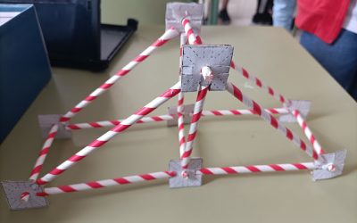 Puente triangular con pajitas en Tecnología